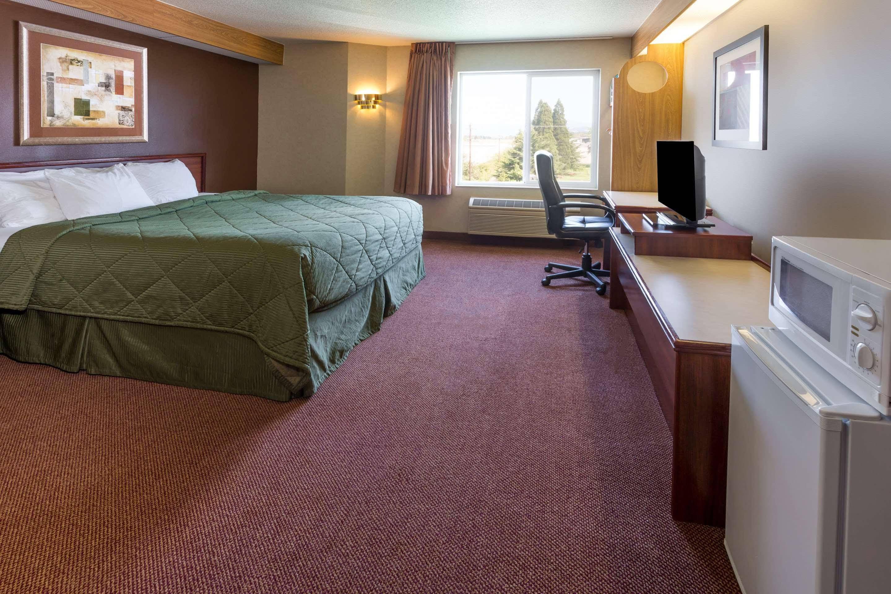 Days Inn By Wyndham Portland East Экстерьер фото
