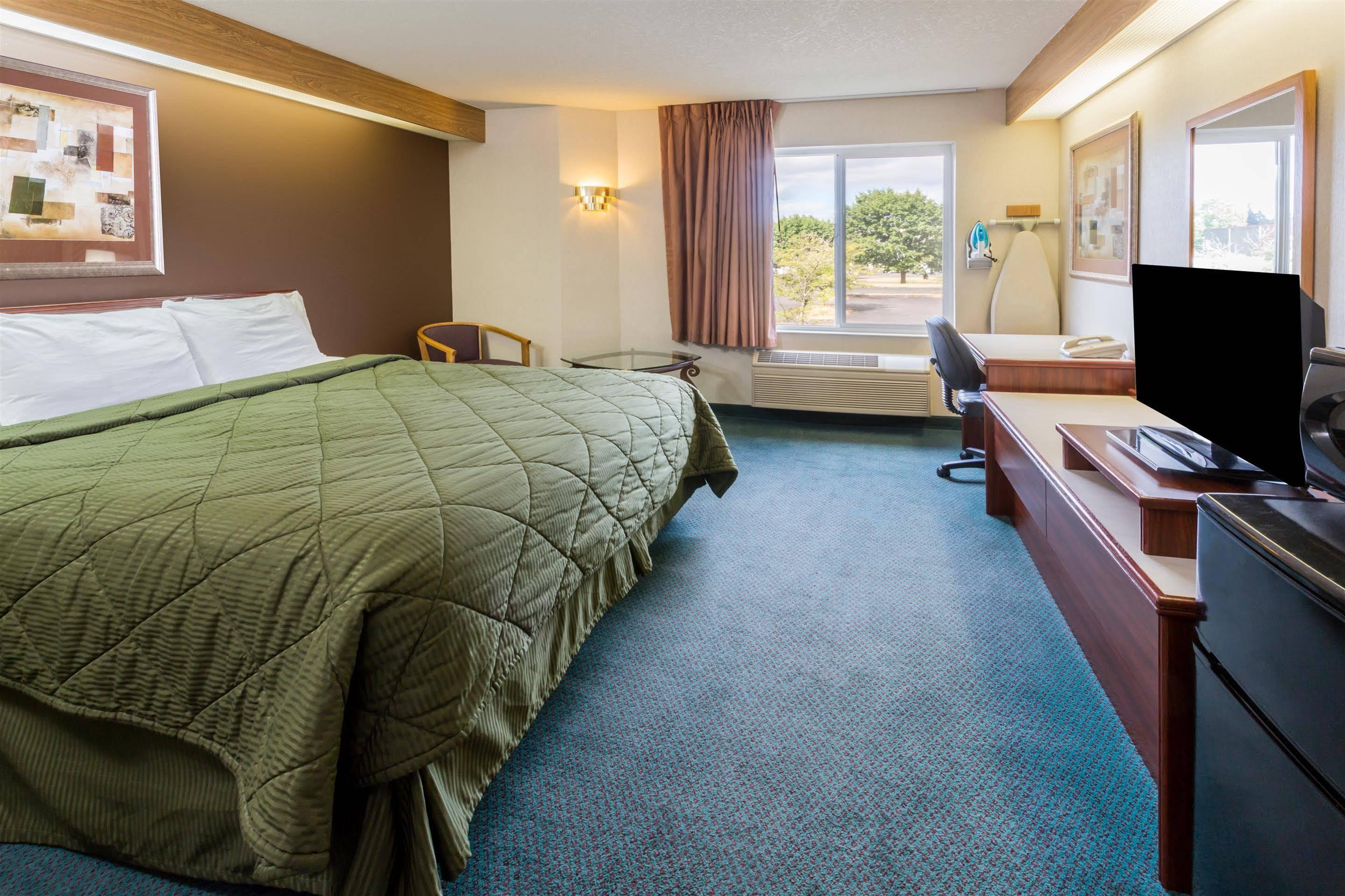Days Inn By Wyndham Portland East Экстерьер фото