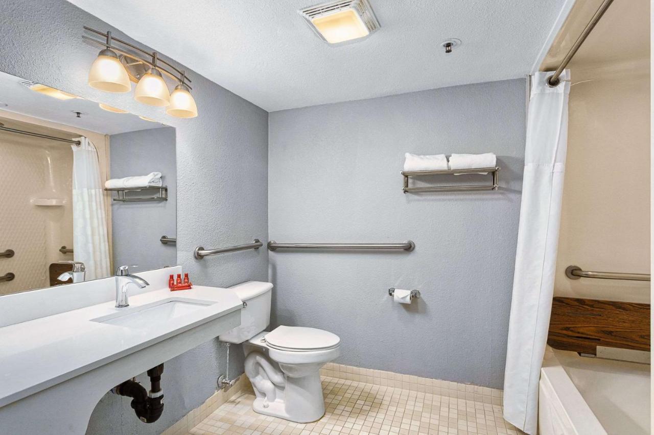 Days Inn By Wyndham Portland East Экстерьер фото