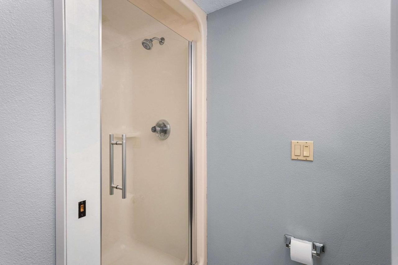 Days Inn By Wyndham Portland East Экстерьер фото