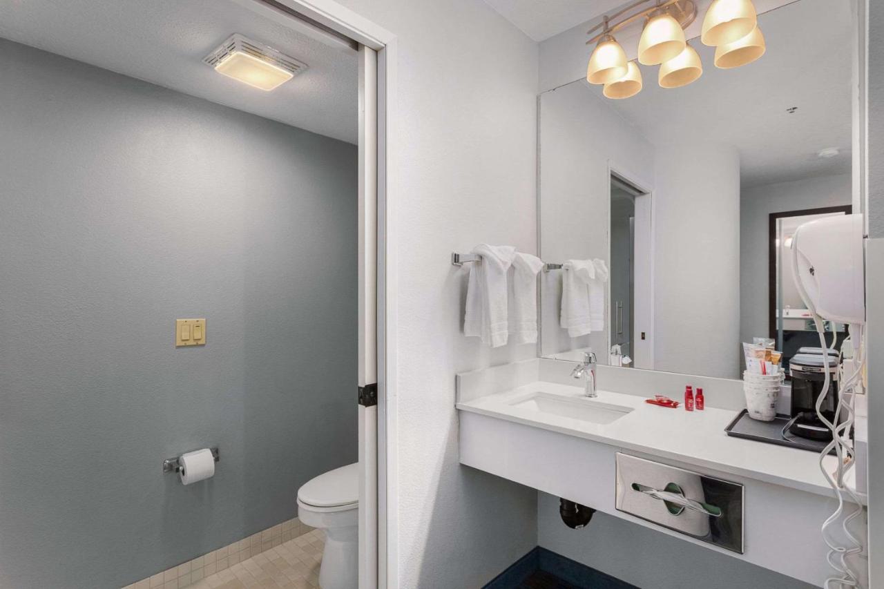 Days Inn By Wyndham Portland East Экстерьер фото