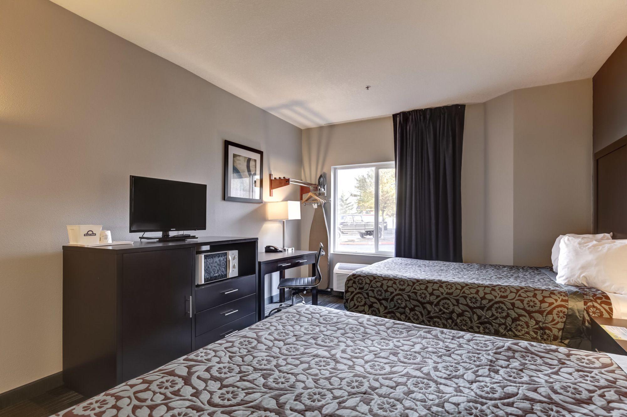 Days Inn By Wyndham Portland East Экстерьер фото