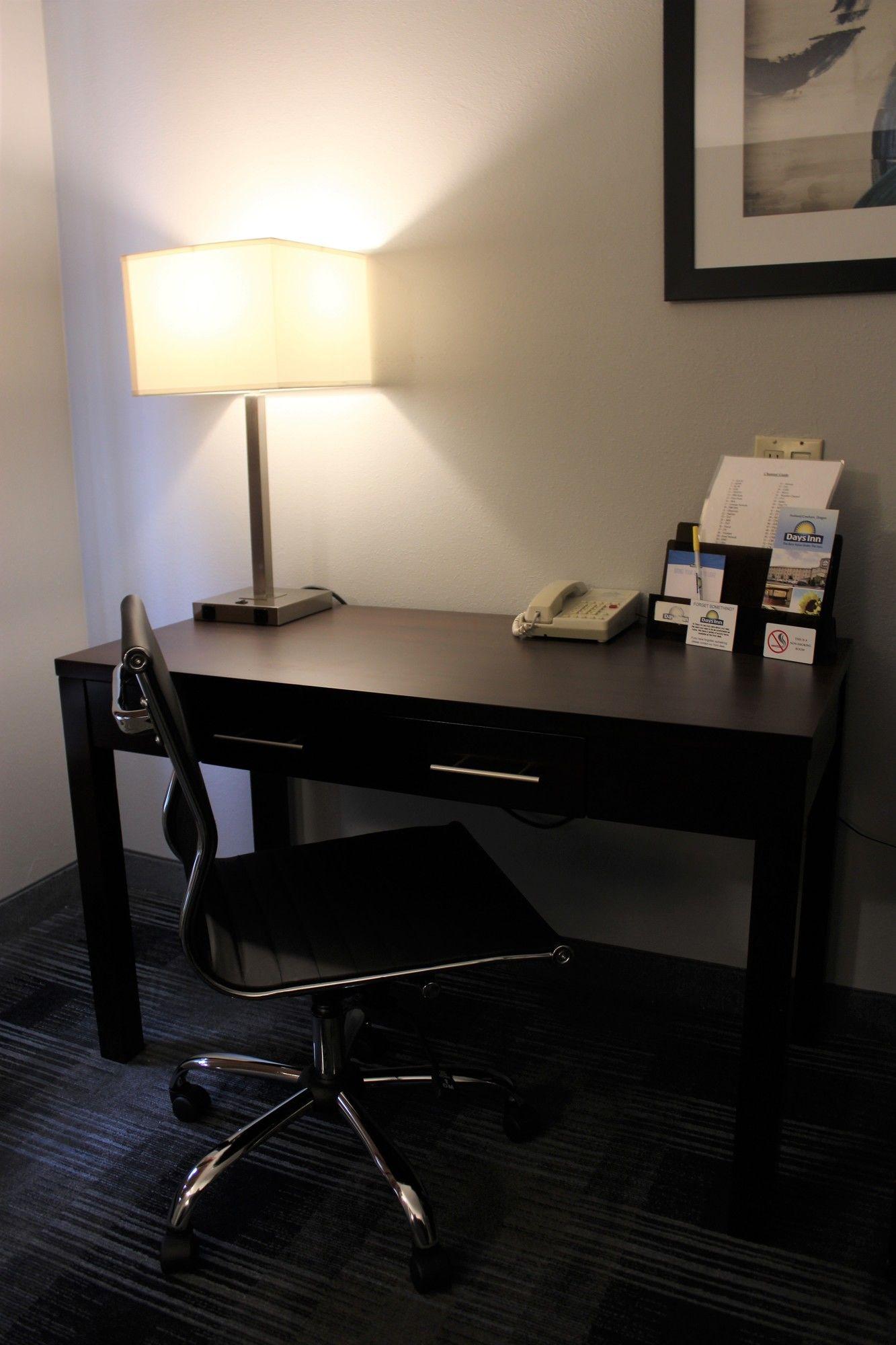 Days Inn By Wyndham Portland East Экстерьер фото