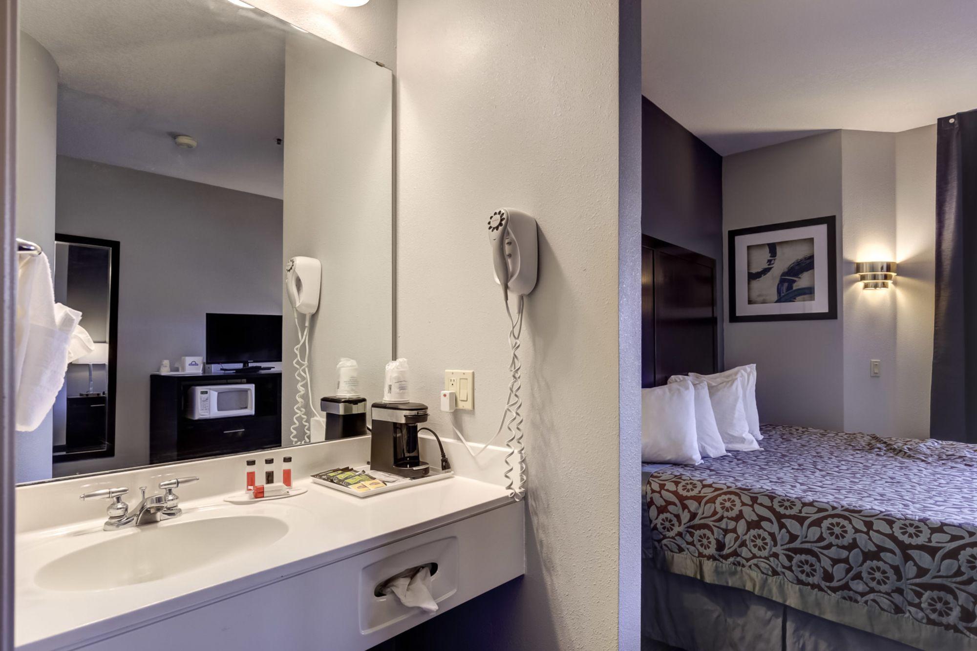 Days Inn By Wyndham Portland East Экстерьер фото