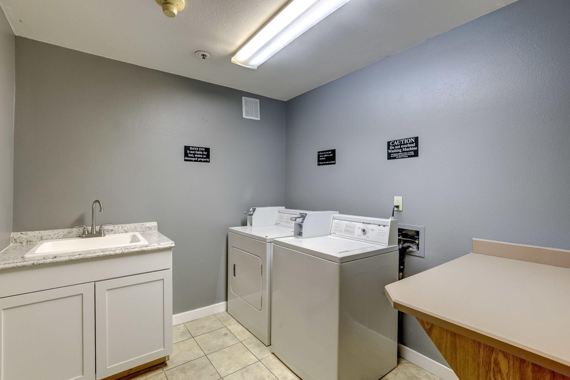 Days Inn By Wyndham Portland East Экстерьер фото